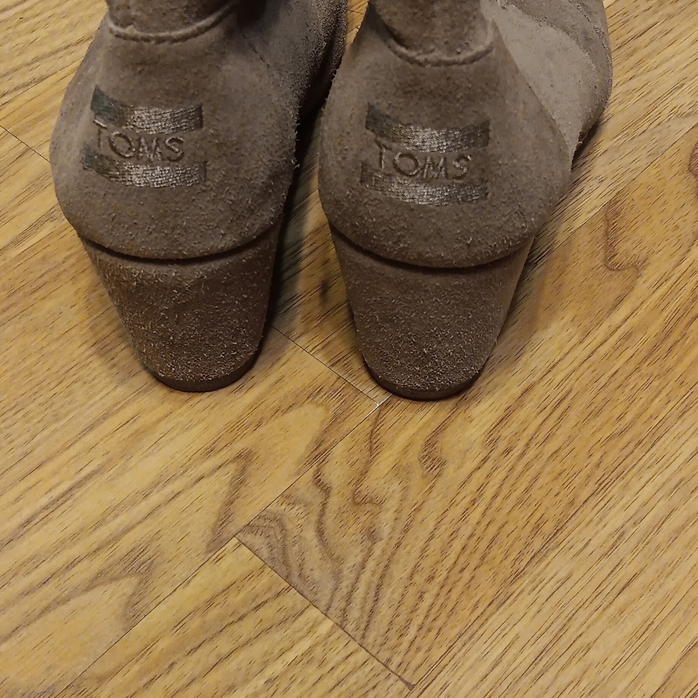 Size 8M beige gently worn Toms booties
